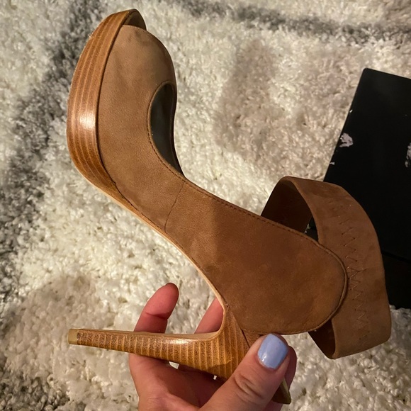 Tan Pelle Moda heels with ankle strp - Picture 9 of 11